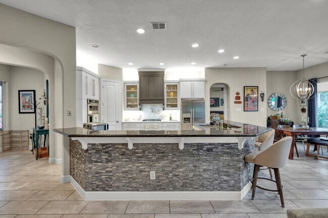 Building Photo - 204 W Pines Dr