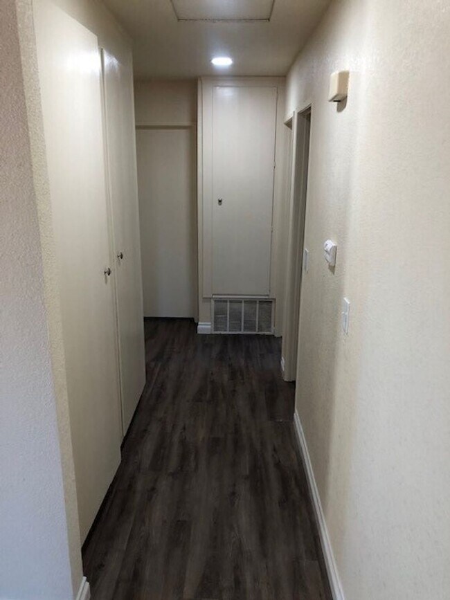 Building Photo - Nicely remodeled 3 bedroom 2 bath home wit...