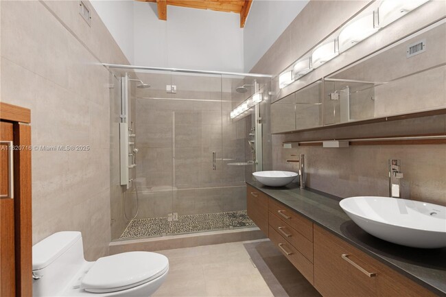 Building Photo - 2627 Parkview Dr S