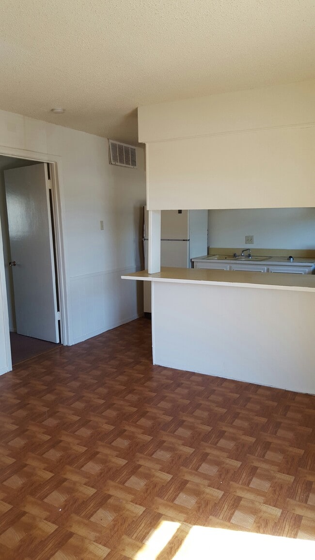 Building Photo - 1725 Sanger Ave