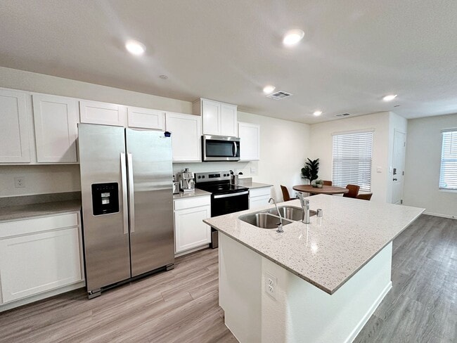 Building Photo - FURNISHED 3 BEDROOM + LOFT TOWNHOME WITH 2 CAR GARAGE