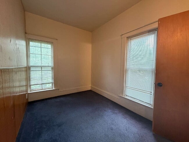 Building Photo - 3 Bedroom Student Rental New UW-Eau Claire - Available Now!