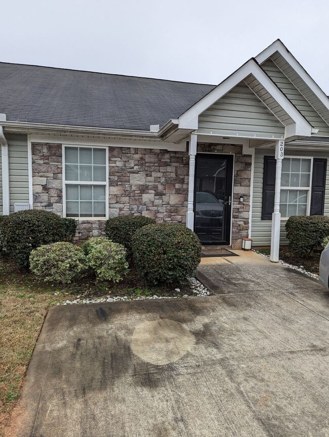 Building Photo - Nice Two Bedroom Duplex In A Great Location Available April 2026