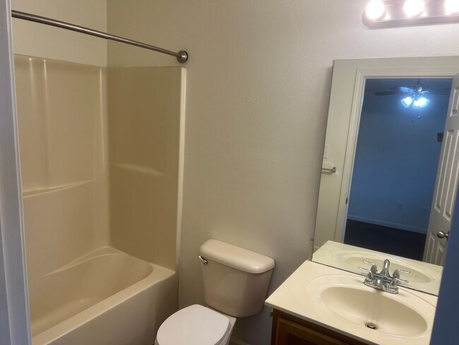 Building Photo - 2 Bed 2 Bath Duplex