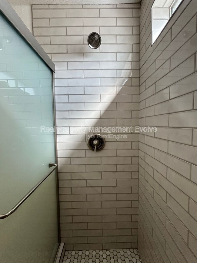 Building Photo - 3416 S Westfall Ave