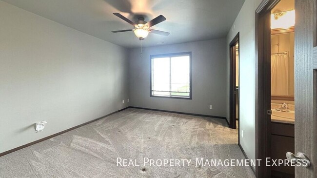Building Photo - Modern 3 Bed, 2.5 Bath with Loft | Located...