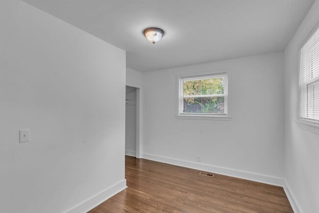 Building Photo - Renovated 4 Bed/ 2 Bath plus office in Mad...