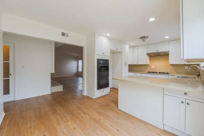 Building Photo - West Torrance 4 bedroom 2 bath