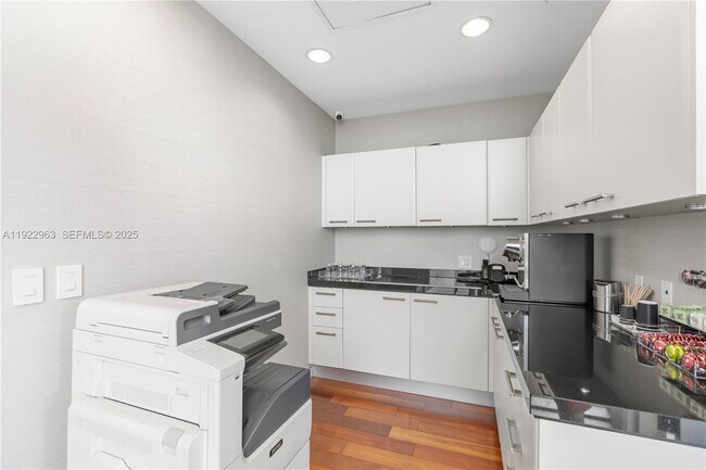 Building Photo - 17121 Collins Ave