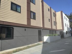 Building Photo - PRIVATE ROOM WITH PERSONAL BATHROOM & SHOWER