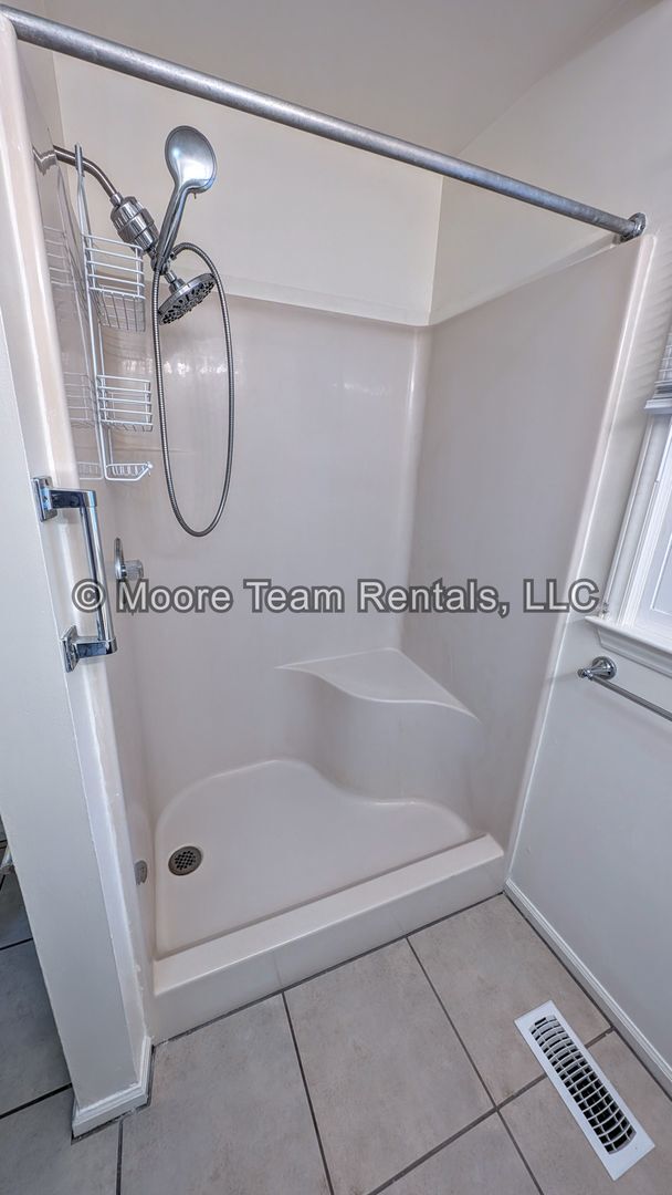 Building Photo - 3 Bed / 2 Bath on 1 Level - Garage, Lawn C...
