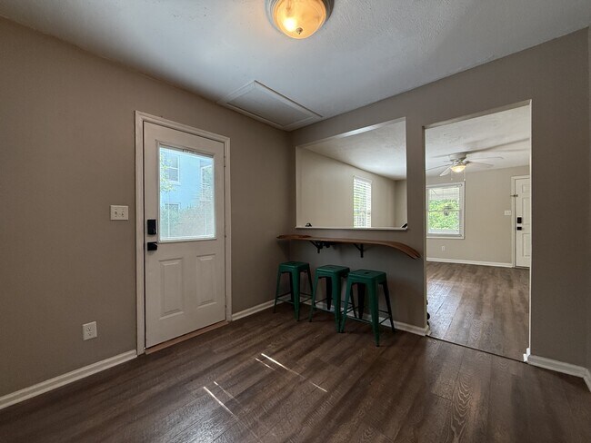 Building Photo - 509 Live Oak StreetUnit 2