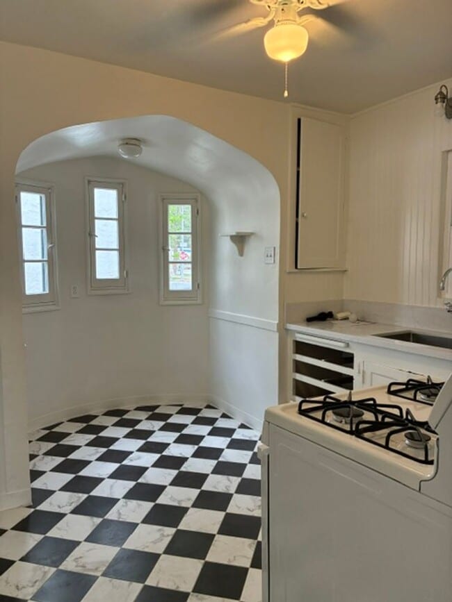 Building Photo - 2112