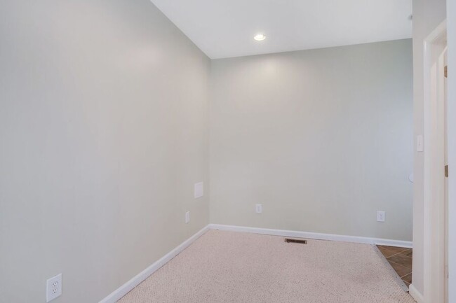 Building Photo - Amazing Anacostia 3 Bedroom with Parking I...