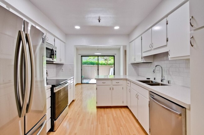 Building Photo - Beautifully Remodeled 3BR 2.5BA Townhouse in Great Community in Mountain View