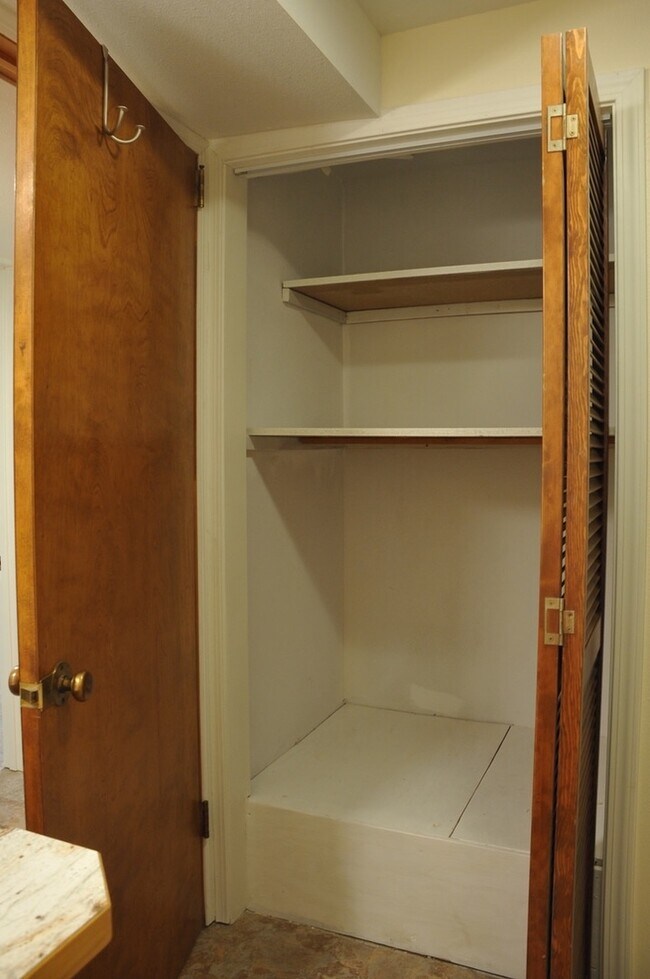 Building Photo - Basement Apartment, 2 bed 1 bath close to Food Trucks on Best