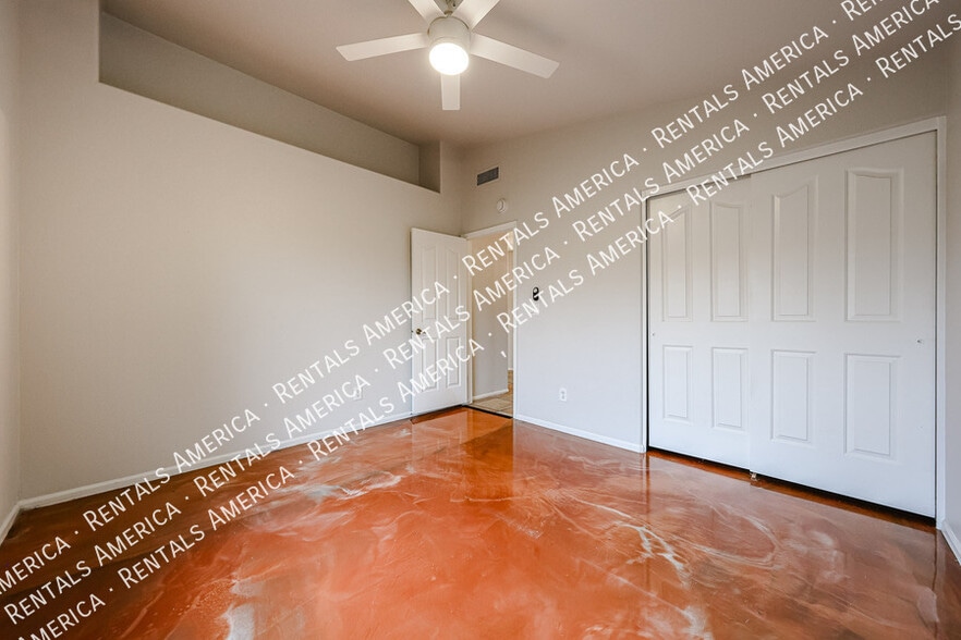 Building Photo - 1243 W Iris Dr