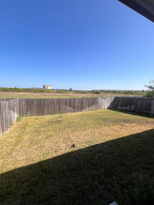 Building Photo - 3 bed 2 bath home off I-35