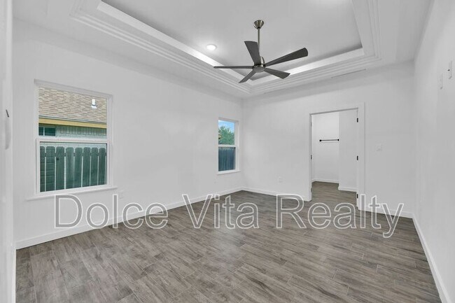 Building Photo - 1416 N Lookout Dr