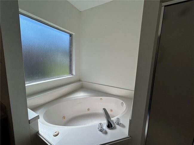 Building Photo - 5463 Henning Dr W