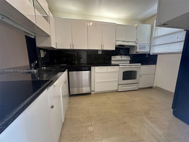Building Photo - 8419 Forest Hills Dr