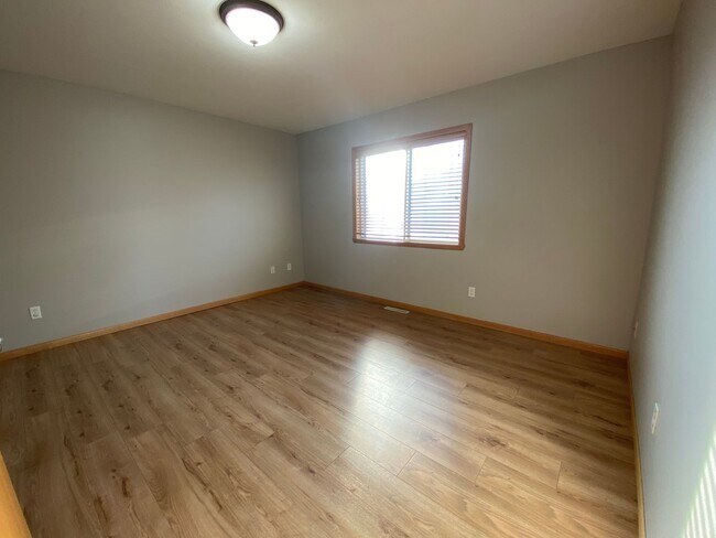 Building Photo - 3 Bedroom Twinhome near the New Sandford Hospital!!