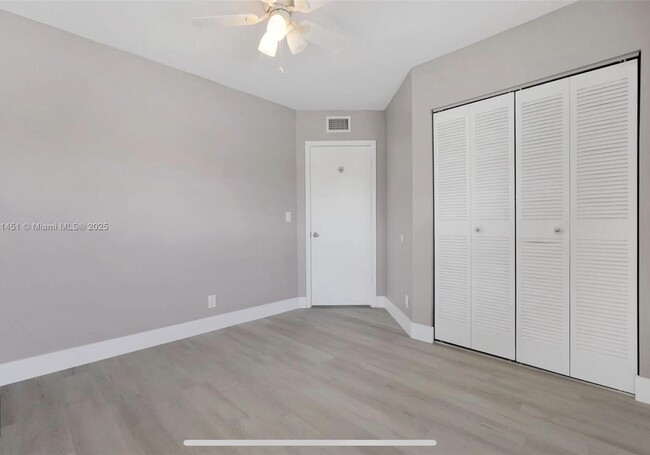 Building Photo - 9849 Three Lakes Cir