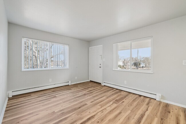 Building Photo - 319-321 E Brookside St