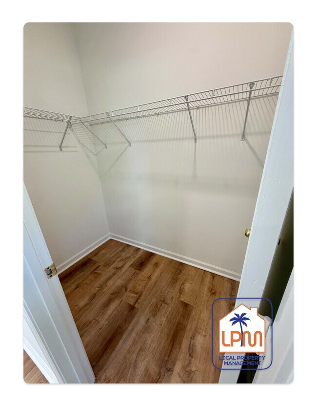 Building Photo - Spacious 3-Bed Retreat with Granite Kitchen & Cozy Fireplace
