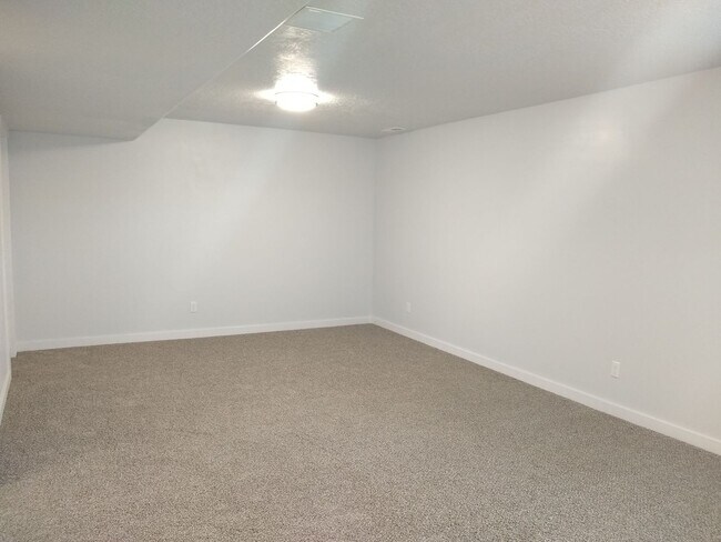 Building Photo - Bluffdale Townhouse Rental in Bringhurst S...