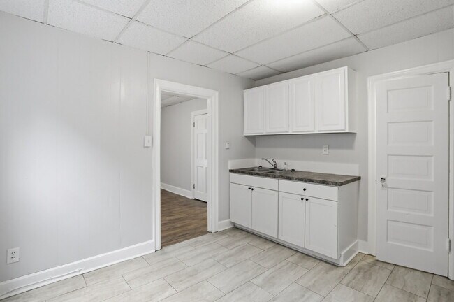 Building Photo - Welcome home to this newly renovated 2 bedroom top floor apartment
