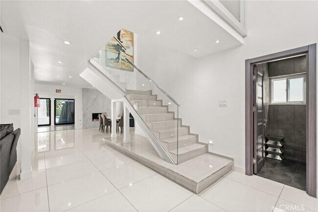 Building Photo - 4630 Cedros Ave