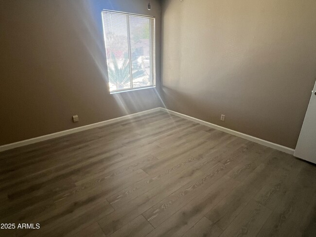 Building Photo - 543 W Pampa Ave