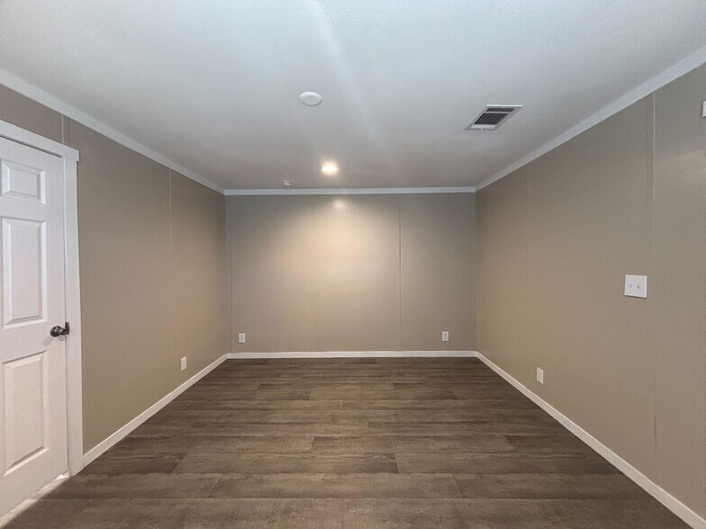 Building Photo - 118 E Semands St