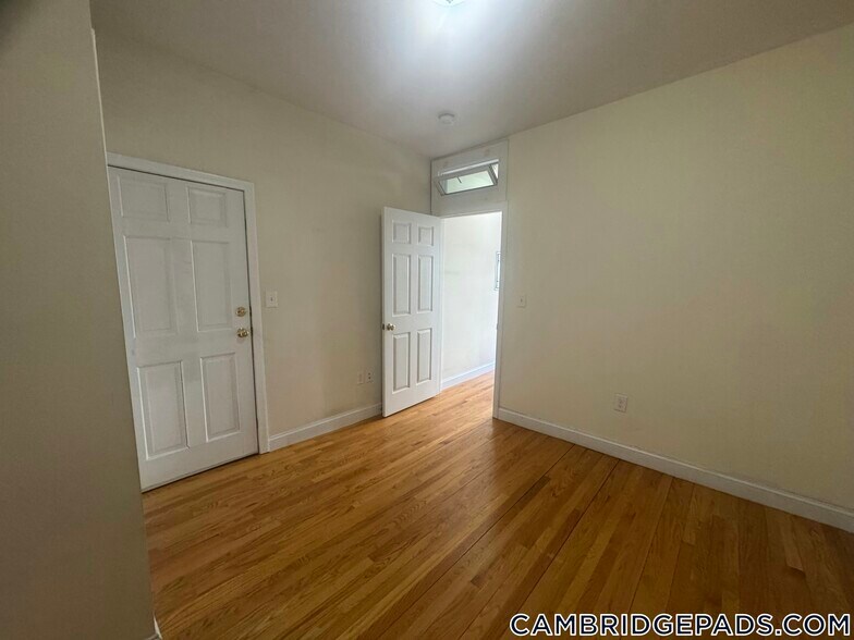 Building Photo - 1054 Cambridge St