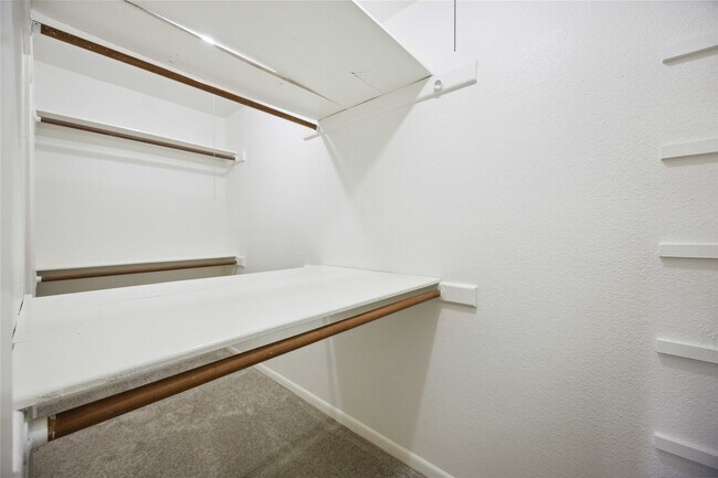 Building Photo - 13895 Hollowgreen Dr