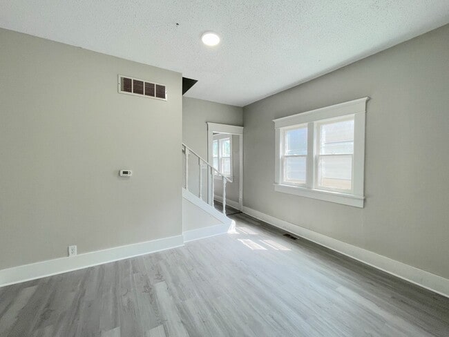 Building Photo - Large 3 bedroom home