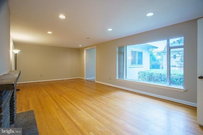 Building Photo - 5205 Saratoga Ave