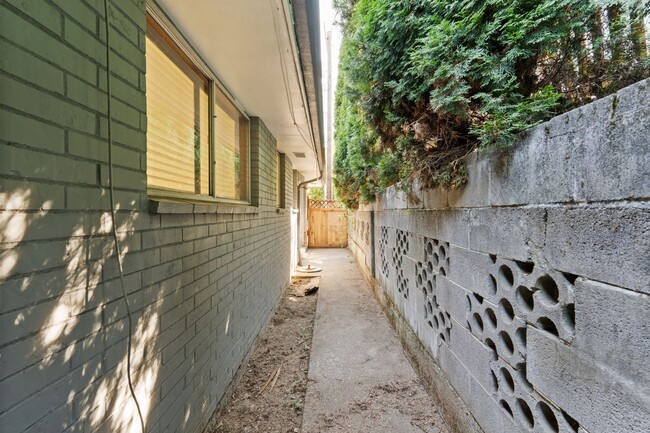 Building Photo - Renovated 2BR in Milwaukie