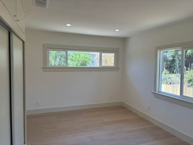Building Photo - Newly renovated 2 bedroom 2 bathroom in a great location