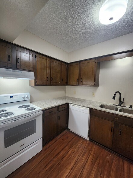 Building Photo - 1400 N Perkins Rd