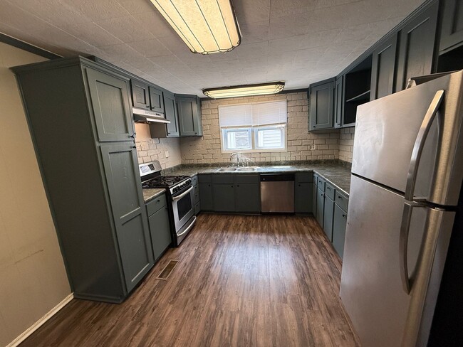 Building Photo - Large 3 bed 1 bath! - Elwood!