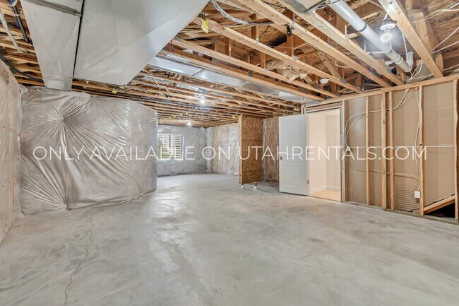 Building Photo - 142 W 3360 N