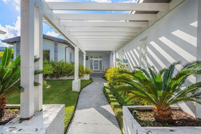 Building Photo - 950 S Shore Dr