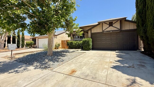 Building Photo - 2711 Nandina Dr