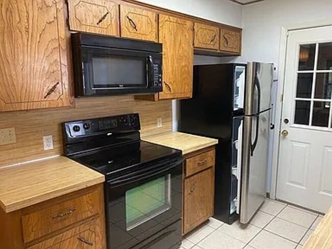 Building Photo - 3 bedroom 2 bath home with fireplace