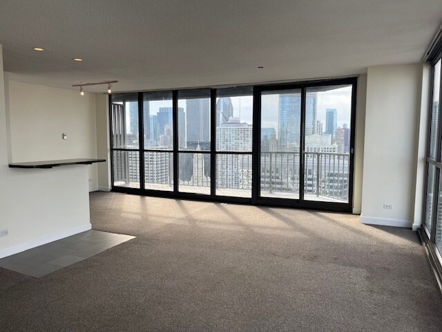 Building Photo - 10 E Ontario St