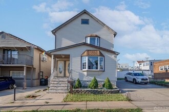 Building Photo - 52 Sharot St