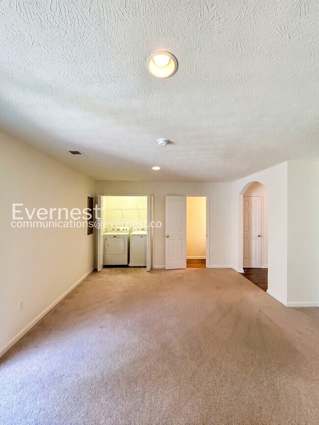 Building Photo - 3 Bed/2.5 Bath Townhome with Garage / Available Now!