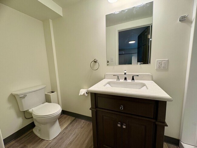 Building Photo - 202 S Lawrence St